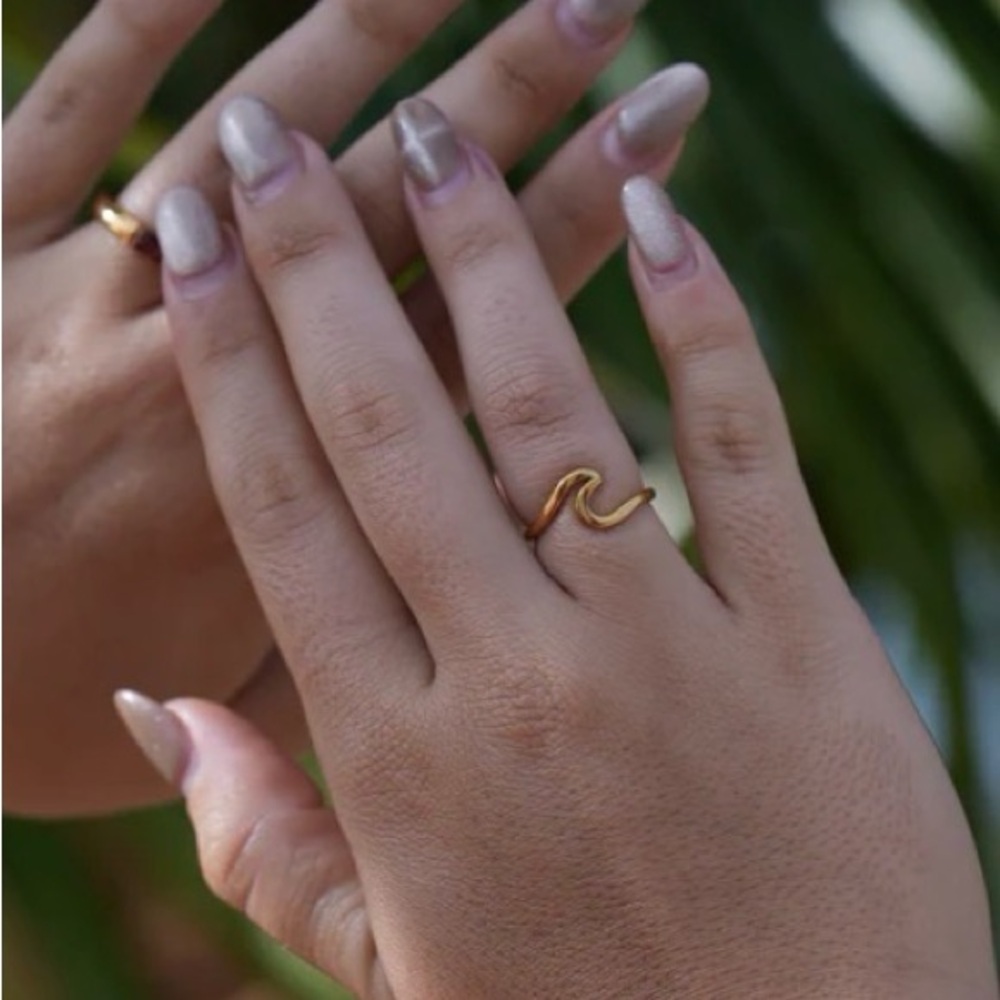 Elegant Gold Women's Ring - Picture 3 of 8